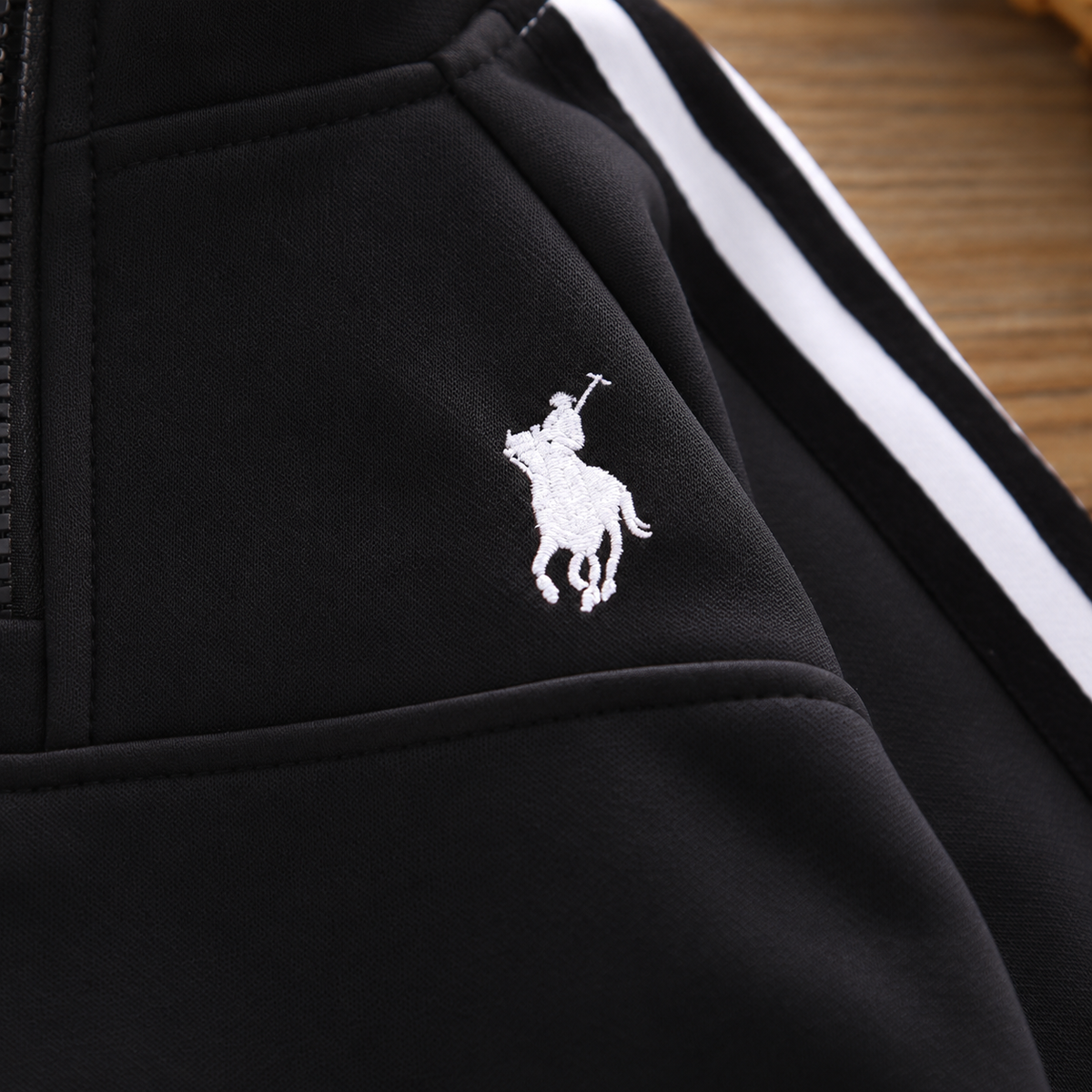 Ensemble Polo Sport noir - logo et bandes
